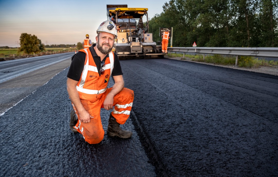 Rijkswaterstaat's tweet photo. Tien dagen lang waren de wegwerkers op de #A10 Noord buitenring niet te stoppen. ⚒️ Met dank aan deze toppers is de weg sinds vanmorgen weer open! 🎉 Projectuitvoerder Edwin @BoskalisNL zorgde ervoor dat de planning en nachtdiensten op rolletjes liep 👉https://t.co/s5x2qKAz3G https://t.co/mIVoEb4HU1