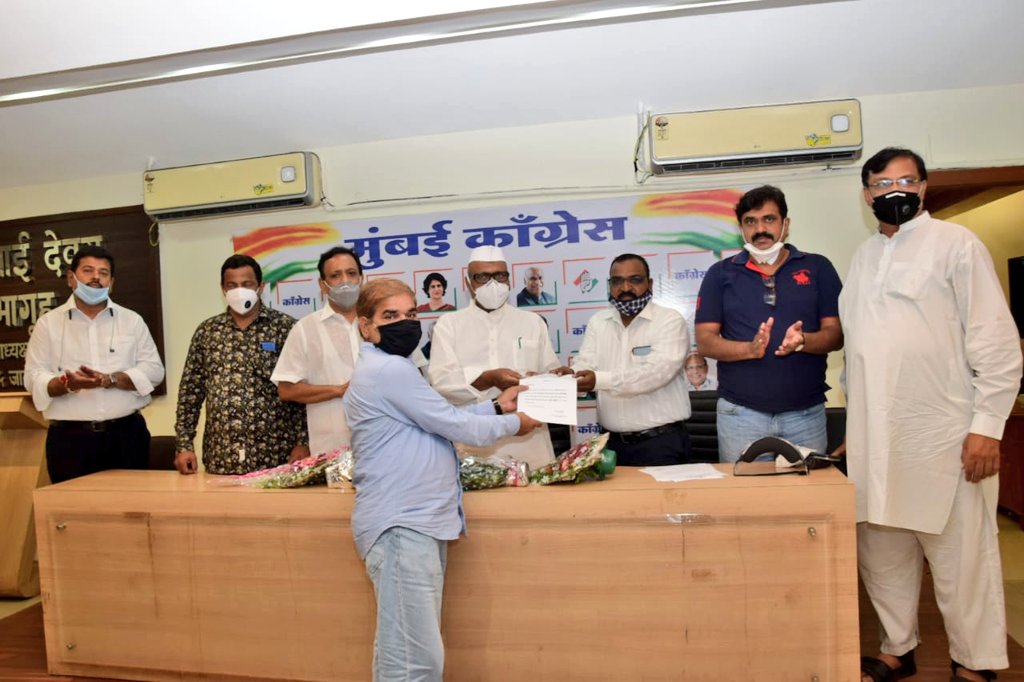 INCMumbai's tweet photo. Mumbai Congress President, Shri Eknath Gaikwad, facilitated newly appointed office-bearers of the Employment &amp; Self-Employment Cell today.

E&amp;S Cell's President, Sh. Jaywant Lokhande, was also present during the facilitation held with strict preventive measures against COVID-19. https://t.co/SADiEpF4wf