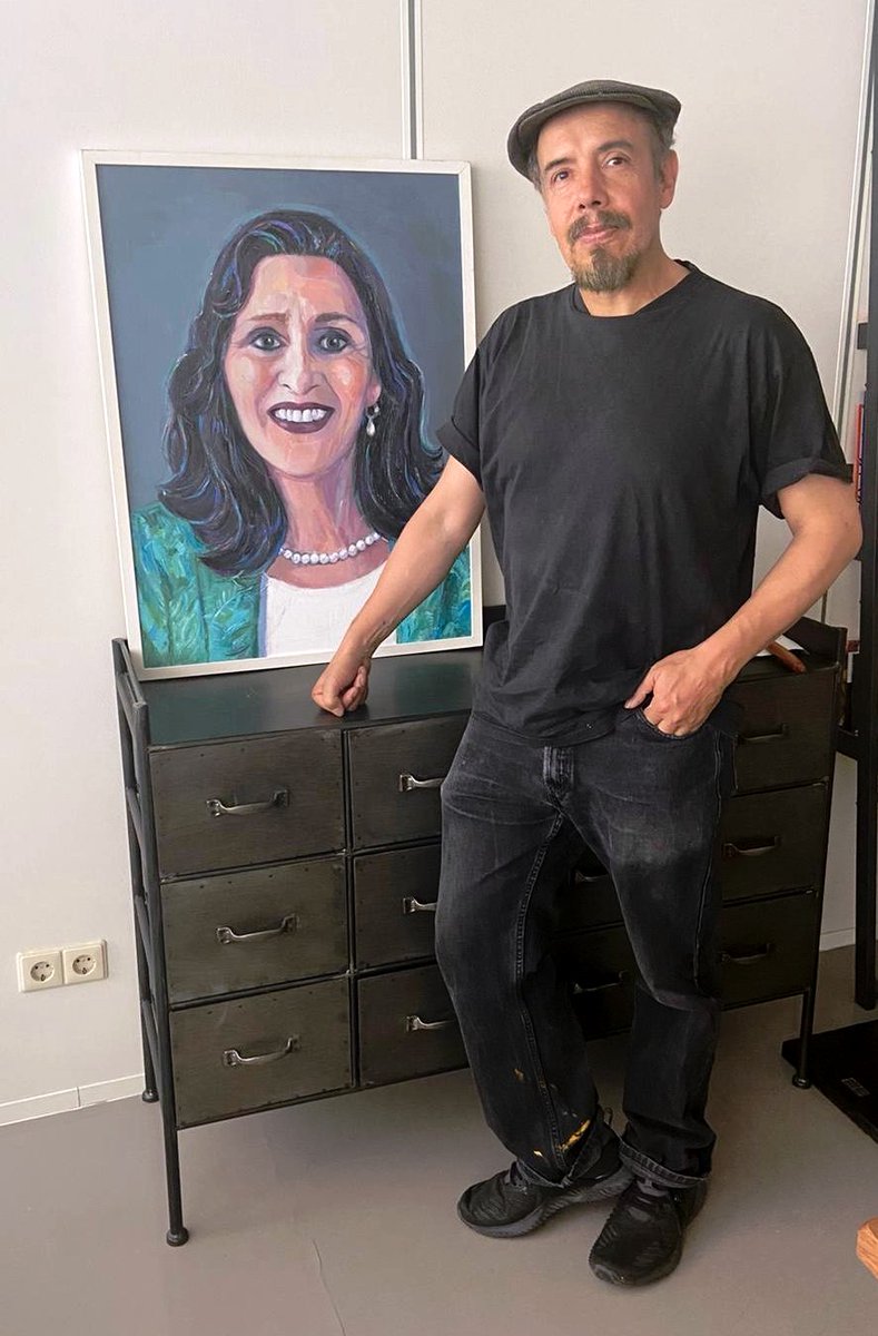 Directeur José van den Hurk ontving vandaag, totaal onverwacht, een prachtig portret uit handen van onze schilderdocent, beeldend kunstenaar Jimmy Mendizábal. Hij heeft in de vakantie haar portret geschilderd en kwam speciaal langs om dit te overhandigen.