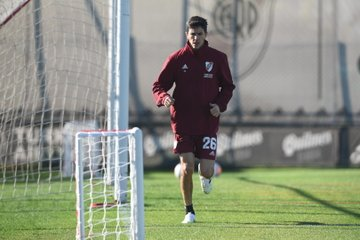IdMonumental's tweet photo. #Entrenamiento ⚪🔴⚪

🚩Cancha 1: Paredes, Pérez, Ferreira y López.
🚩Cancha 2: Martinez Quarta, Angileri, Ponzio, Fernández, Beltrán y Álvarez.

✔️Realizaron ejercicios físico-técnicos, cada uno de los jugadores en un sector de la cancha. https://t.co/fWgpDoI4b2