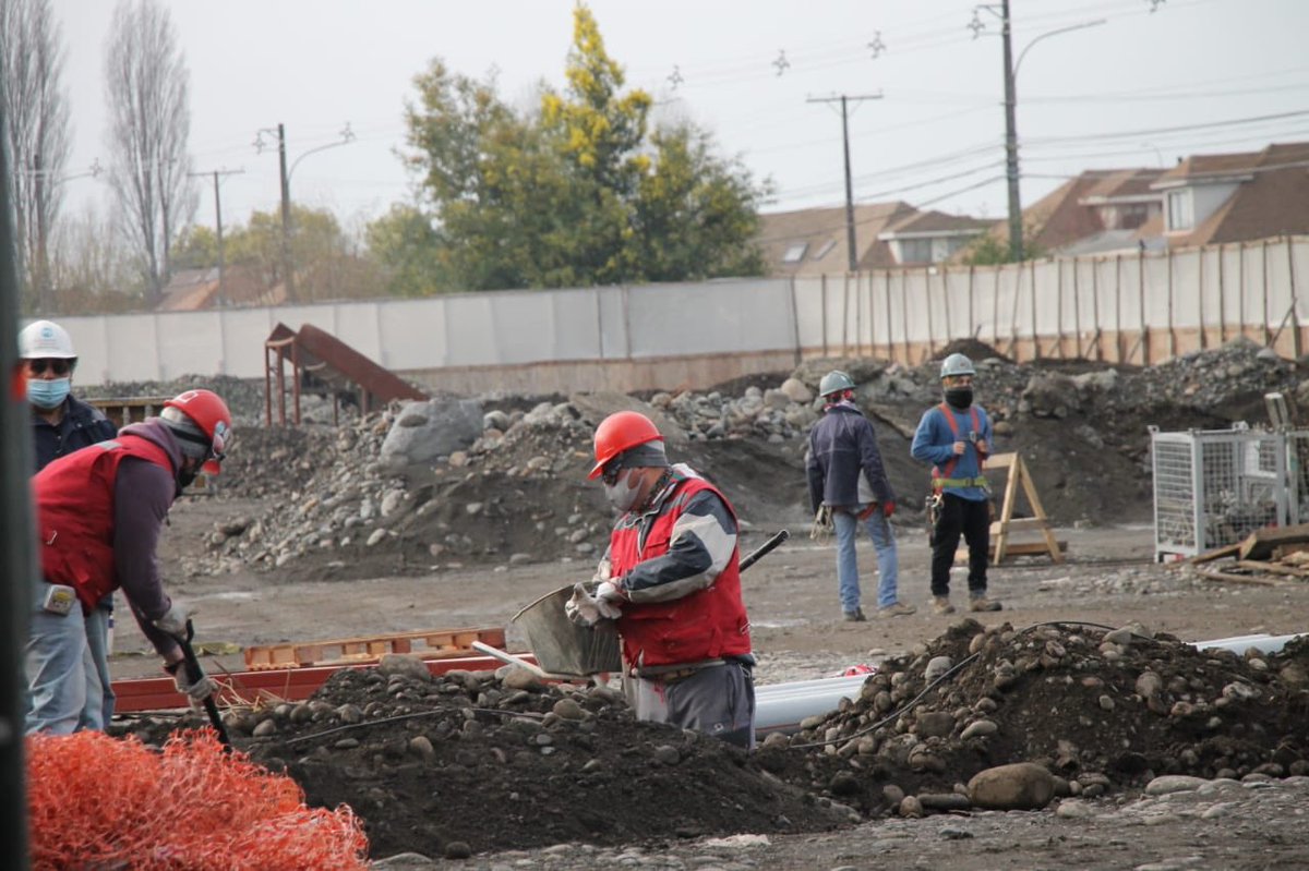 enriquerivasr's tweet photo. 300 puestos de trabajo generará aproximadamente el centro comercial Vivo Outlet que se esta construyendo en la avenida Vicente Méndez de #Chillán. Visitamos las obras  junto al director regional del @IslNuble , Claudio Escobar! #Cuidemonosentretodos #Diguillinunido https://t.co/4dyQPigsCa