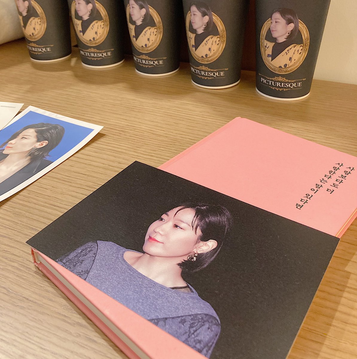 jeonringring's tweet photo. 생일 기념 카페 이벤트가 종료되었습니다. 궂은 날씨에도 찾아주시고 배우님의 여름을 함께 축하해주셔서 감사합니다. 함께해주신 덕분에 저희도 이 계절을 잘 기록해두고 갑니다. 모든 분들의 여름이 전혜진으로 빼곡히 기록되었기를 바랍니다.💛

#봄_혜진_가을_겨울
#전혜진으로_기록되는_여름 https://t.co/BYJdWxswr9