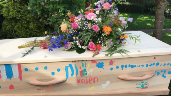 Kinderen kunnen maar kleine stukjes rouw per keer aan.

Vijf tips om kinderen zo goed mogelijk te helpen in de periode na een overlijden:  ikmisje.eo.nl/themas/artikel…