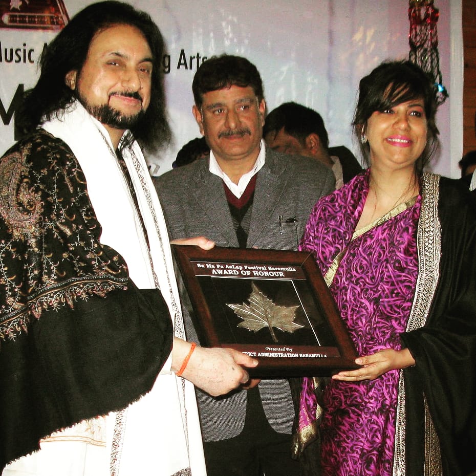 Special Award of Honour by District Administration of Baramulla presented at my hometown Sopore in 2016 by DC Yasha Mudgal.
#sopori #bhajansopori #santoor #kashmir #baramulla #yashamudgal https://t.co/pv7lUbbGIA