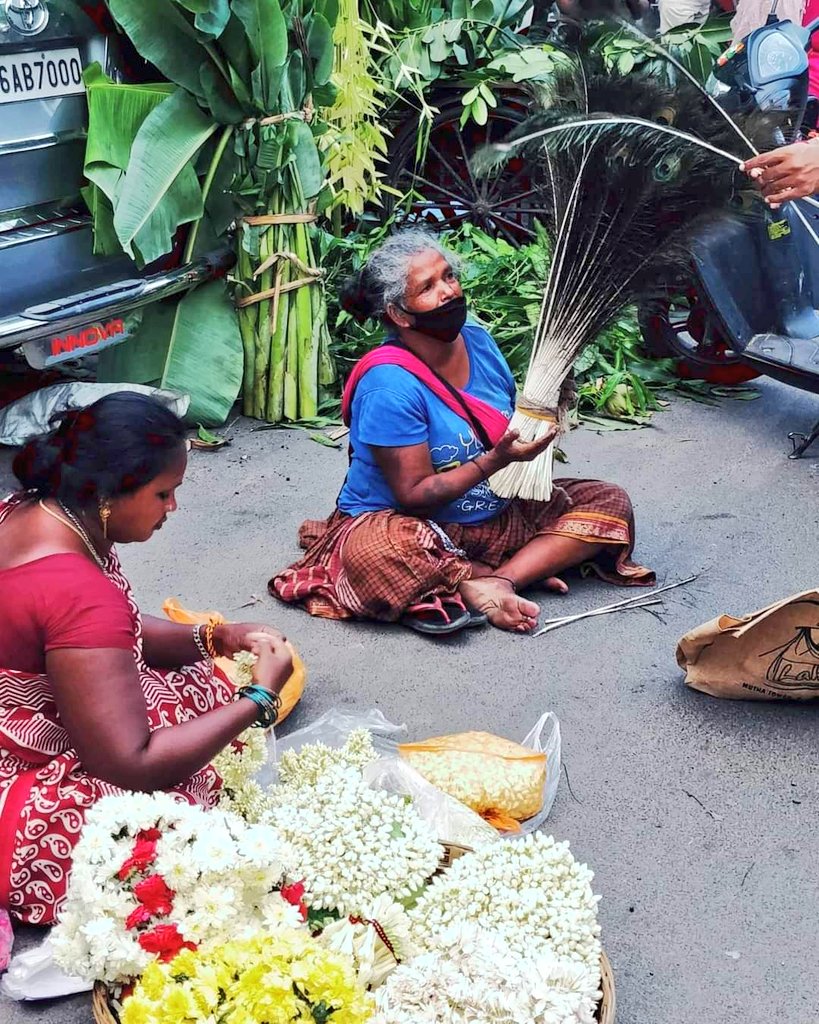 Kharathbumar's tweet photo. ✨🦚 மணம் கமழும் Mylai 🌼✨
.
Visiting Mylapore after so long is like a puthunarchi☺️ Let the festival vibes spread positivity.
.
#krishnajanmashtami #mylapore #festivalvibes #letitbegood https://t.co/7b5bu94bZr