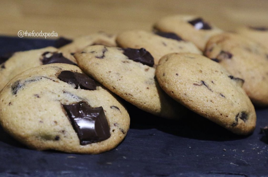 foodxpedia's tweet photo. Just love it when something turns out to look exactly like you imagined them to! These cookies look like they could be in an advert or a movie! the right amount of sweetness with a perfect hint of bitterness from the dark chocolate. I could literally munch on these all day 😄 https://t.co/lNEQlkLjGp