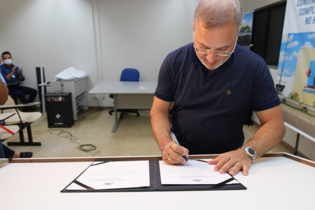 fabiovboas's tweet photo. Sob o comando do governador @costa_rui, estamos mudando completamente a saúde no Oeste baiano. Será a redenção e autonomia assistencial, com 100% dos problemas de saúde atendidos dentro da região.
#Unacon #Barreiras #Oeste #HospitalDoOeste #Saúde #Bahia #AquiÉTrabalho https://t.co/Q5Aqw6ZWfW