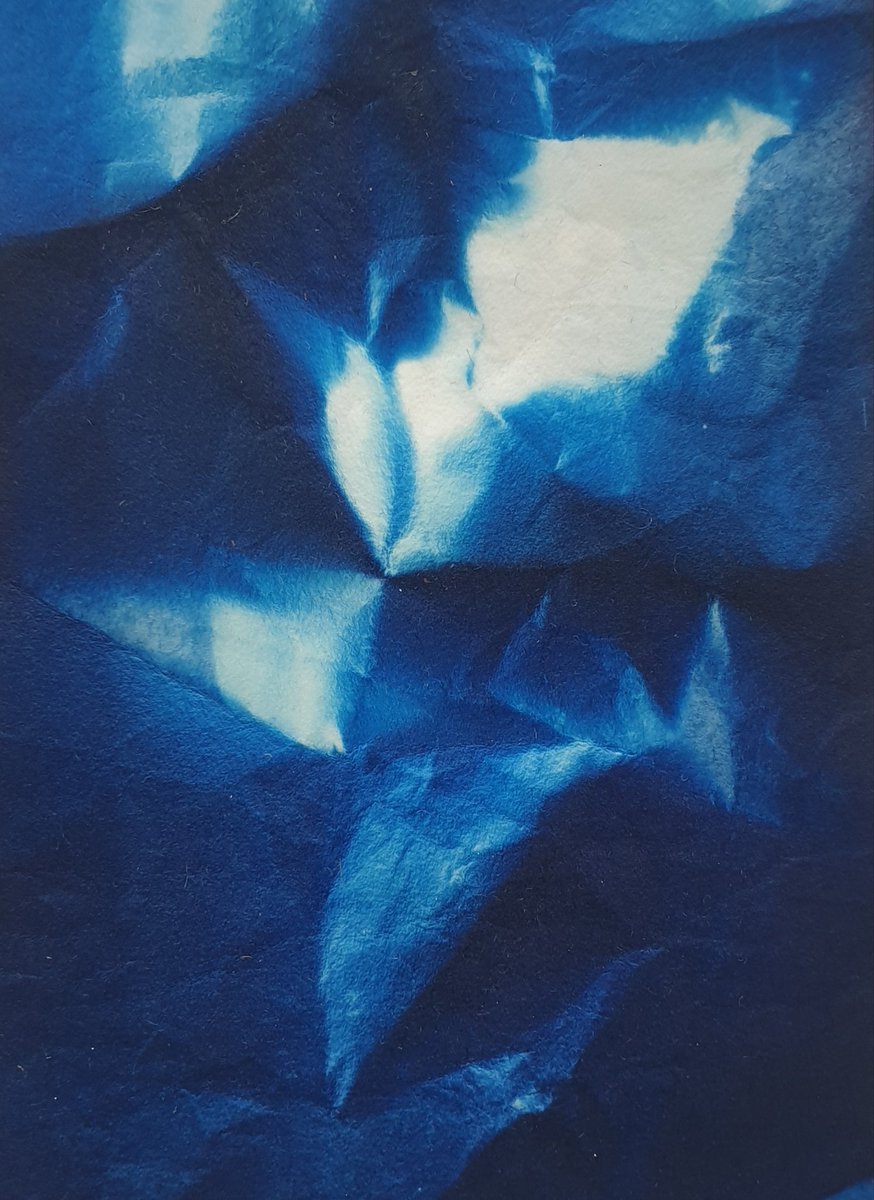 paulahickeyart's tweet photo. This is my response to cyanotype paper sent by @meldewey_photos
as part of @TCLcollective #TCLVirtualResidency. I really enjoyed applying this process to some of the folding techniques I have been working on lately. https://t.co/JqzpO9kEgF https://t.co/KvaWeGFEyb