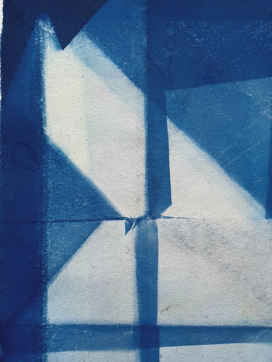 paulahickeyart's tweet photo. This is my response to cyanotype paper sent by @meldewey_photos
as part of @TCLcollective #TCLVirtualResidency. I really enjoyed applying this process to some of the folding techniques I have been working on lately. https://t.co/JqzpO9kEgF https://t.co/KvaWeGFEyb