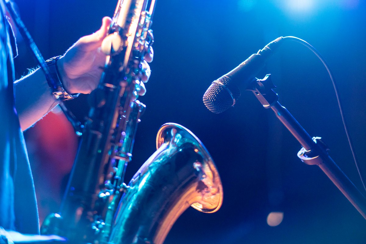 TELEFUNKEN_Mics's tweet photo. The M81's smooth frequency response and clear midrange make it an excellent choice for saxophone. Shown here is the low profile M81-SH. #telefunken #telefunkenmics #M81 #M81SH #MicMonday
https://t.co/XnAHmpth6I https://t.co/3t6YlYt9ul