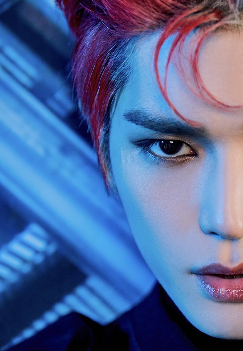 เหมือนคนละคนเลยอ่ะ ที่สำคัญคือถ่ายพร้อมกัน หน้าด้านนึงมีแผลเป็น อีกด้านมีไฝมุมปาก ดีเทลที่แบบ โอ้ยยยยยยยยยย จะเลิกชมได้ไง เบ้าพระเจ้าขนาดนี้