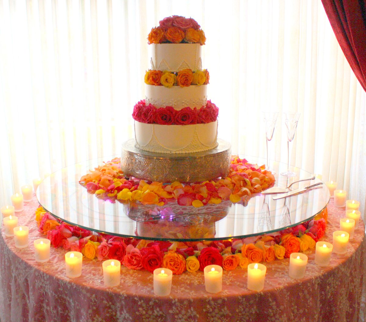 We love creating cake table showpieces, especially when the lighting is on point!
#driskillcakes #bestofbastrop #buyitinbastrop #cakedisplay #weddingcakeflowers