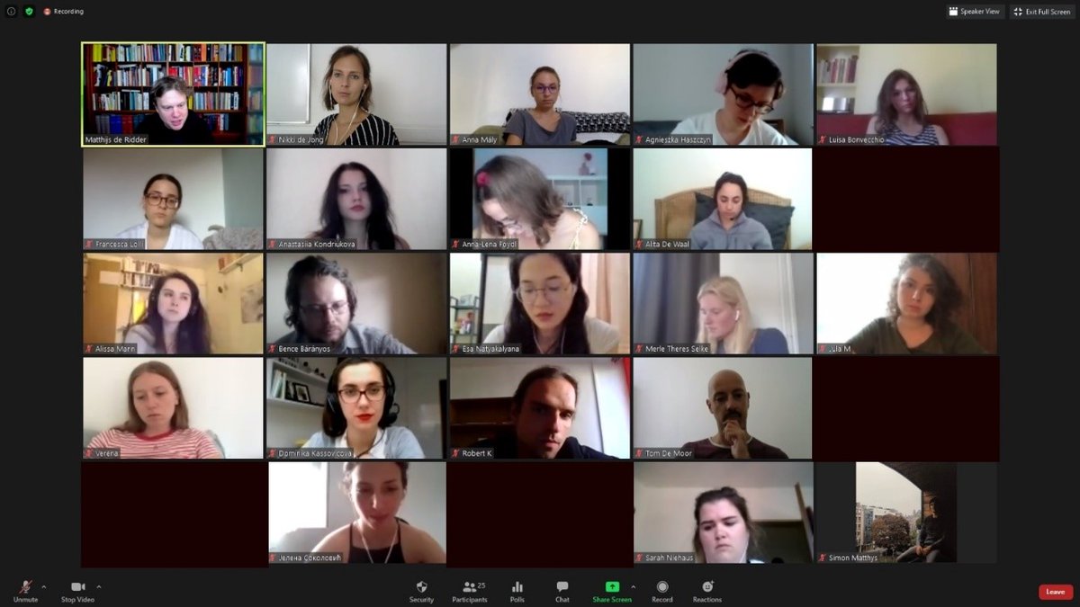 Onder leiding van schrijver Matthijs de Ridder volgden de studenten van het traject literatuur en cultuur van de Taalunie Zomercursus Nederlands vorige week een leesatelier over de iconische dichtbundel Bezette stad van Paul van Ostaijen. Bedankt aan <a href="/deBuren/">deBuren</a> ! #2020TZN