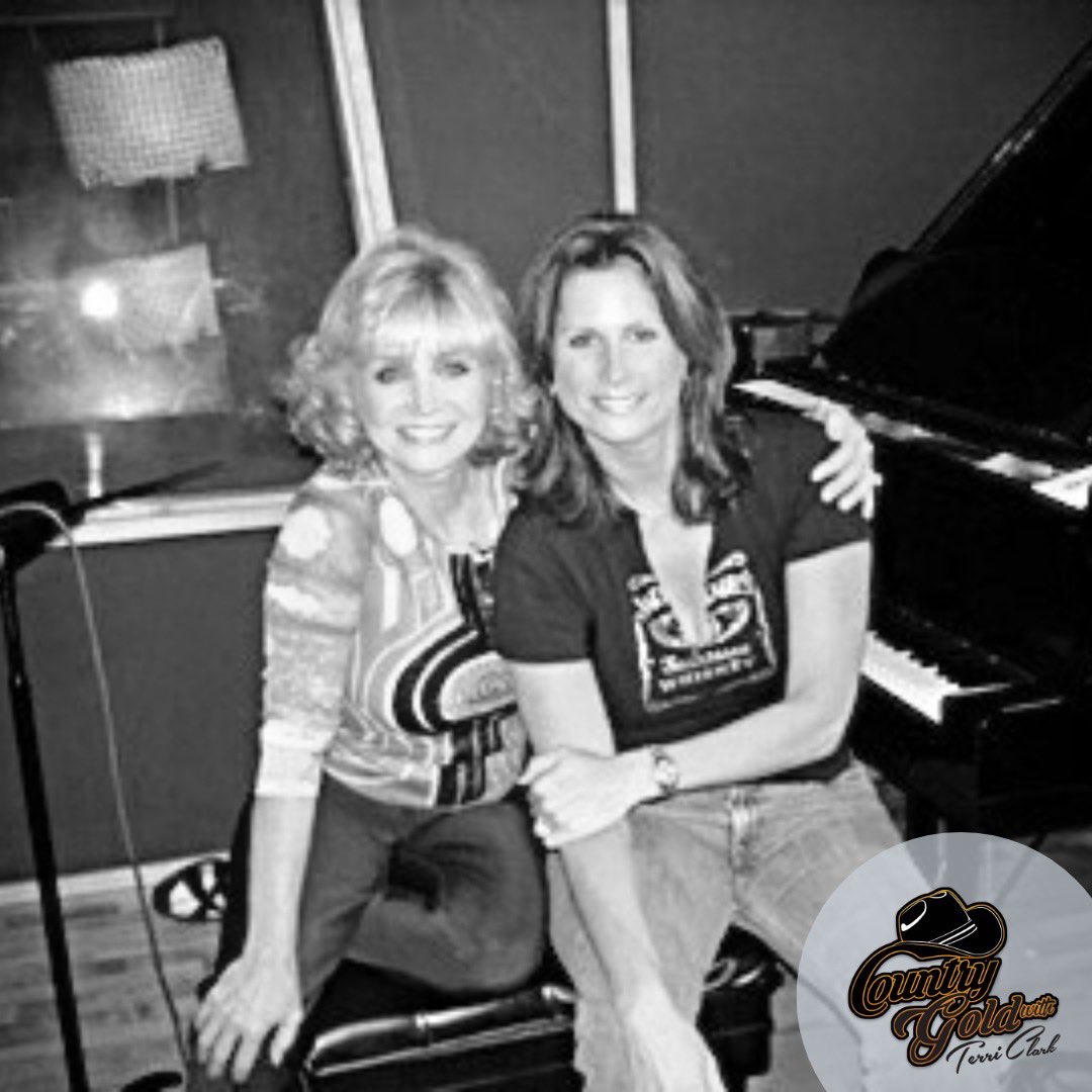 barbaramandrell's tweet photo. Barbara recently caught up with @TerriClarkMusic on her podcast Country Gold Backstage!!  Check it out here!!  #MandrellMonday https://t.co/7kHrn4TWG4 https://t.co/JLZZCV60CQ
