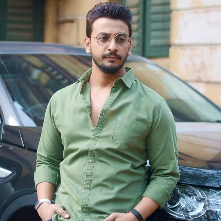 irupamroy's tweet photo. Aj 4 ta cinema daklam 1. #Raja_Rani_Raji 2. #K_tumi_nandini 3. #Borbaad 4. #Tomake_chai  but agulor thake best 1 &amp; 2.  Khub romantic, and mojar cinema. Sattie daklei mon vore jai! Thank you so much @bonysengupta da. Ato mojar cinema amader k gift korar jonno. ♥️♥️ https://t.co/b4DeHBHCBO