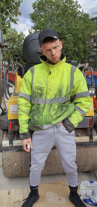2 pic. I’m bored?, rt if you wanna come get naughty with me! ???

Construction worker by day!
Top shagger