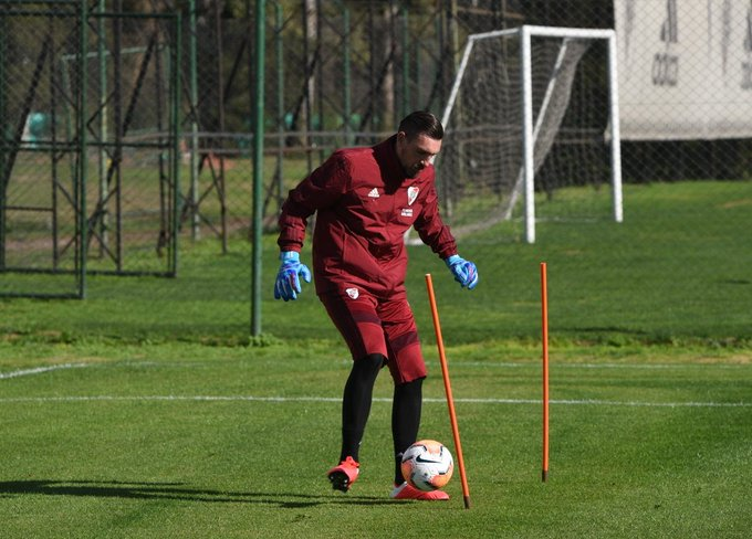 IdMonumental's tweet photo. #Entrenamiento ⚪🔴⚪

¡Les toca a los arqueros!

🚩Cancha 1: Franco Armani y Franco Pétroli.
🚩Cancha 2: Germán Lux y Enrique Bologna. https://t.co/6GowEaEr9b