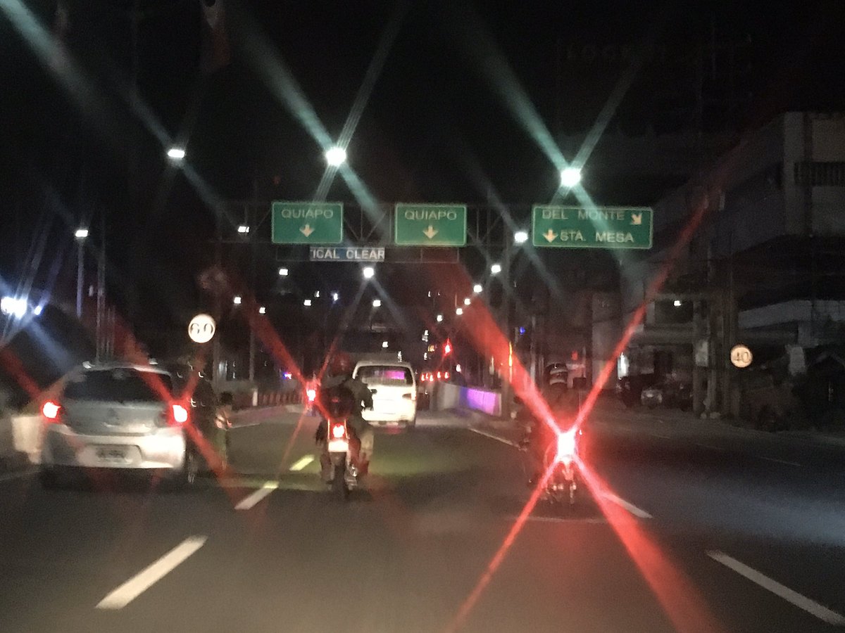 ABSCBNNews's tweet photo. JUST IN: Binawi ng mga pulis ang bangkay ng pinaslang na NDF leader na si Randy Echanis mula sa isang punerarya sa Quezon Avenue; muli itong isinakay sa ambulansya | via @JervisManahan https://t.co/XL3URVCkVm