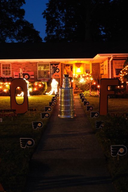 SamSonsini's tweet photo. WE BLEED ORANGE AND BLACK 🧡🖤 p.s swipe for a surprise in the window... https://t.co/w9y7LHFFg6