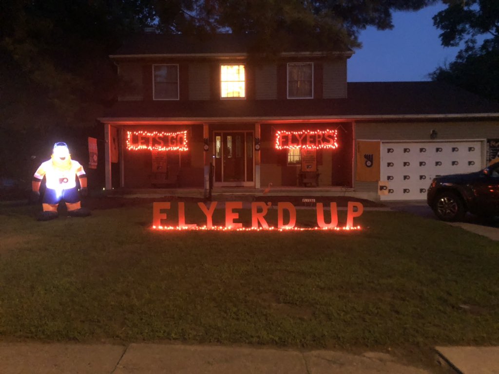 SamSonsini's tweet photo. WE BLEED ORANGE AND BLACK 🧡🖤 p.s swipe for a surprise in the window... https://t.co/w9y7LHFFg6