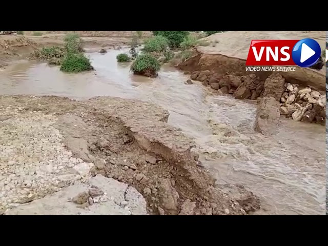 VnsLive's tweet photo. سیلابی پانی نصیر آباد کے حدود میں ربیع کینال تک پہنچ چکا ہے
#Balochistan #breakingnews #flood #latestnews #Nasirabad #Rabicanal #topnews #UstaMuhammad https://t.co/Bka3ivlPVW https://t.co/H82iDCKrJj