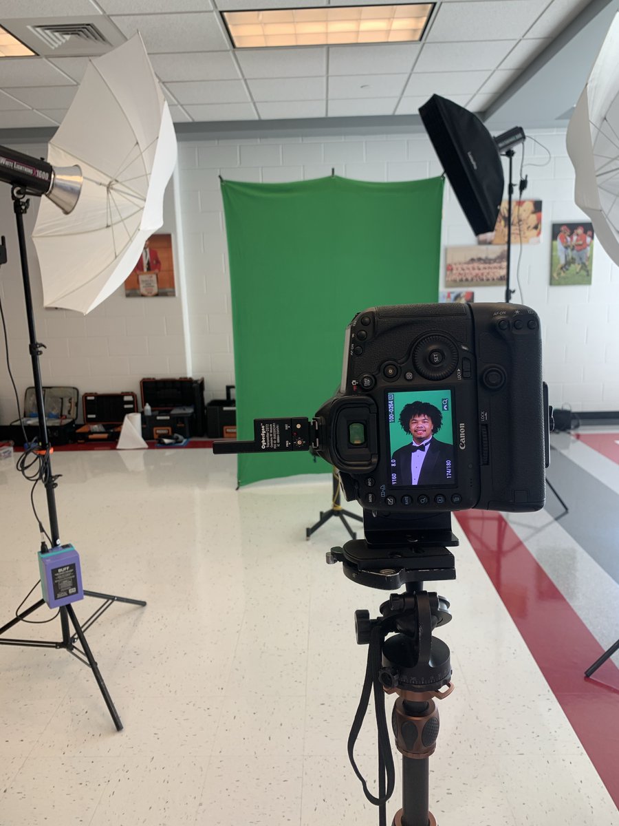 HighlanderFoto's tweet photo. Rocking socially distanced #seniorportraits in #raidercountry today! #rhs #warsawva #nnk #rappahannockhighschool #raiderpride #classof2021 #keepsakeimages #highlanderstudios #richmondcounty https://t.co/Wer0dKxWht