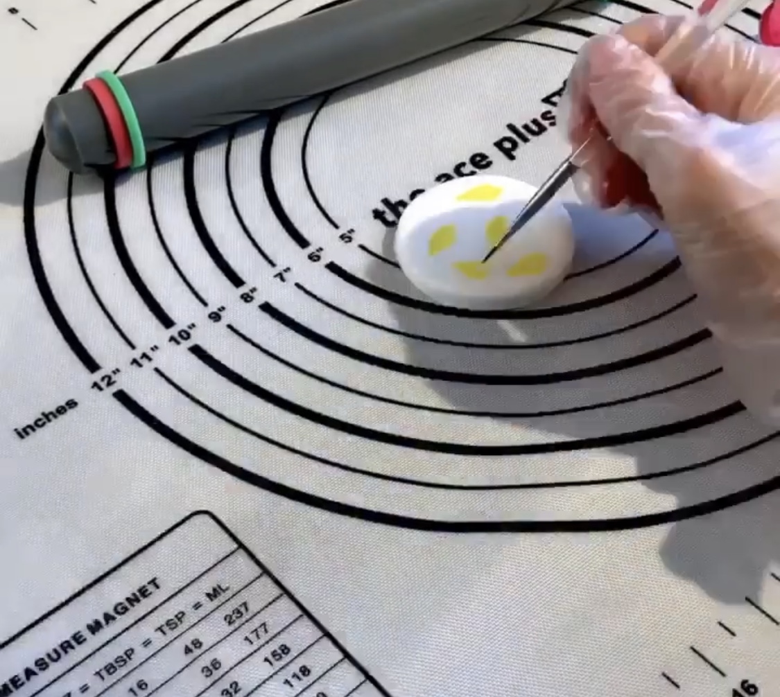 TheAcePlus1's tweet image. Lovely work @sweetly.stephanie 😍 Using The Ace Plus Silicone Pastry Mats as well 💯

#theaceplus #Nonstickmat  #Bakingutensils #torontobakers #canadatogether #homemade #cbcbakingshow #greatcandianbakingshow #homebaker #macarons #macaronsinstagram #homemade #torontobaker #fun