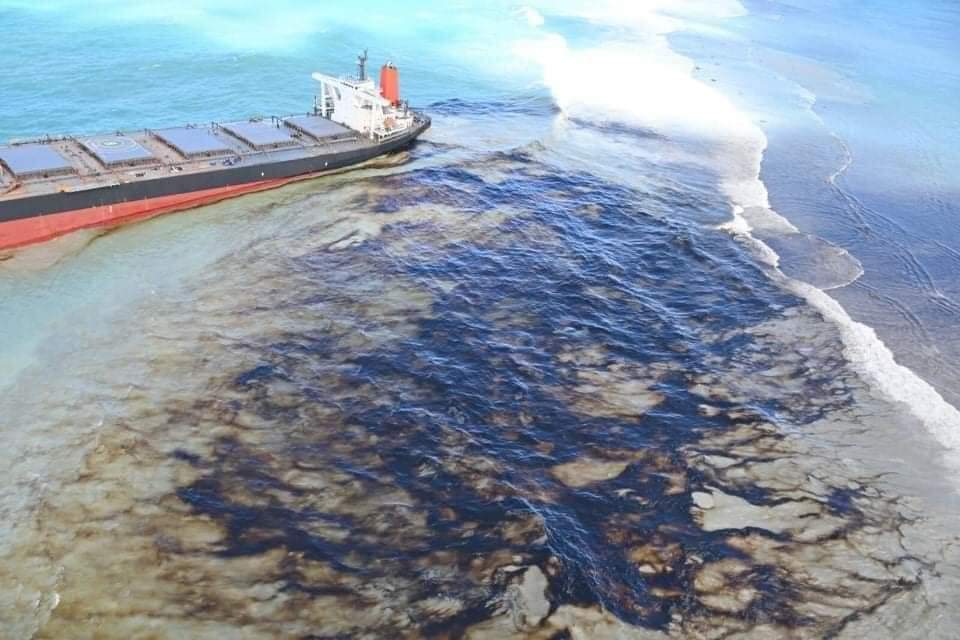 anil_kumar2024's tweet photo. It is Absolutely worrying that Mauritius is going through an ecological crisis. However, Mauritians have set an example that unity is the strength by coming together to help and clean the oil spill by MV Wakashio. #mauritius #unityisstrength #volunteers #kudos #oilspill #wakashio https://t.co/51ChONognR