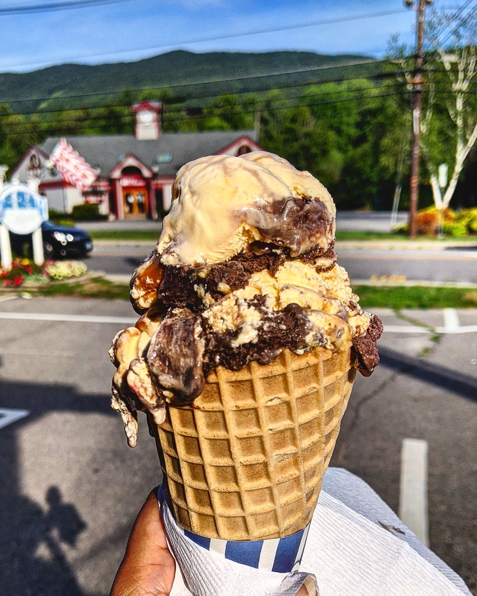 MagicInAMeal's tweet photo. Midnight Caramel River at Ice Cream Delights, Lincoln NH
..
Creamy golden vanilla and dark chocolate ice-cream flooded with a thick and rich caramel twist. It’s amazing how something so cold can make you feel so warm and fuzzy! 😍😍
.. 
#ThibgsToEatInBoston #BostonMA https://t.co/BHPkFjalDQ