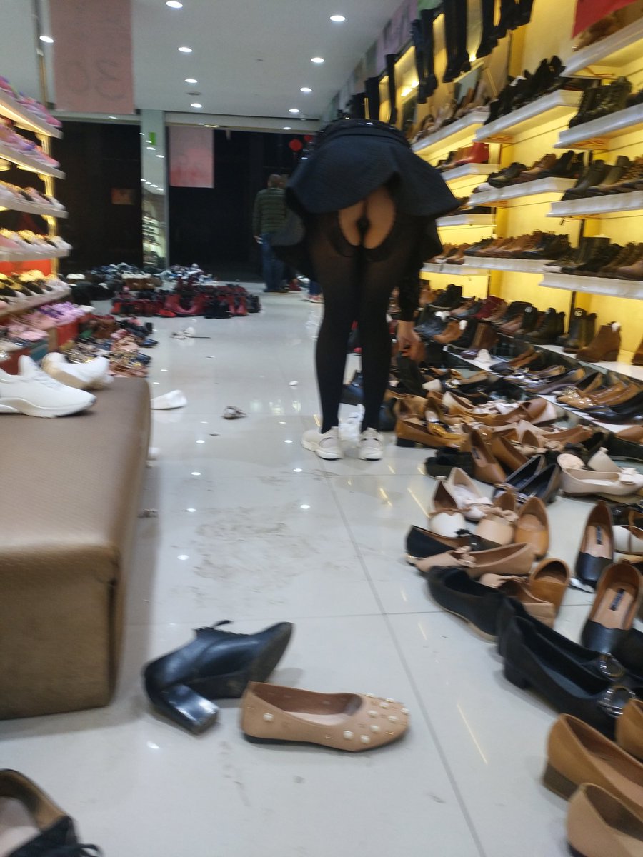 骚妻穿开档丝袜逛商店！
