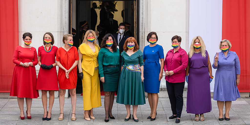 amnestyfrance's tweet photo. 7 août 2020. 

10 députées se sont vêtues aux couleurs du drapeau LGBTI afin de dénoncer l'homophobie d'État en Pologne. 

Les attaques subies par la communauté LGBTI dans le pays sont inadmissibles ! https://t.co/M8Hw1Lmyql