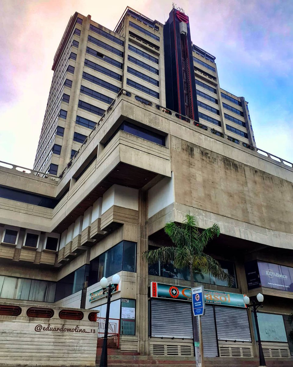Laraenredes's tweet photo. La #TorreDavid, la más alta de las edificaciones del estado Lara, existe en la ciudad de Barquisimeto desde el año 1.992 y desde ese entonces ha sido imponente y moderna.
Foto: @eduardomolina_13
#LaraEnRedes #OrgullosDeSerGuaros #Lara #Venezuela #Barquisimeto #Carora #Cabudare https://t.co/yDmqPoOMk7