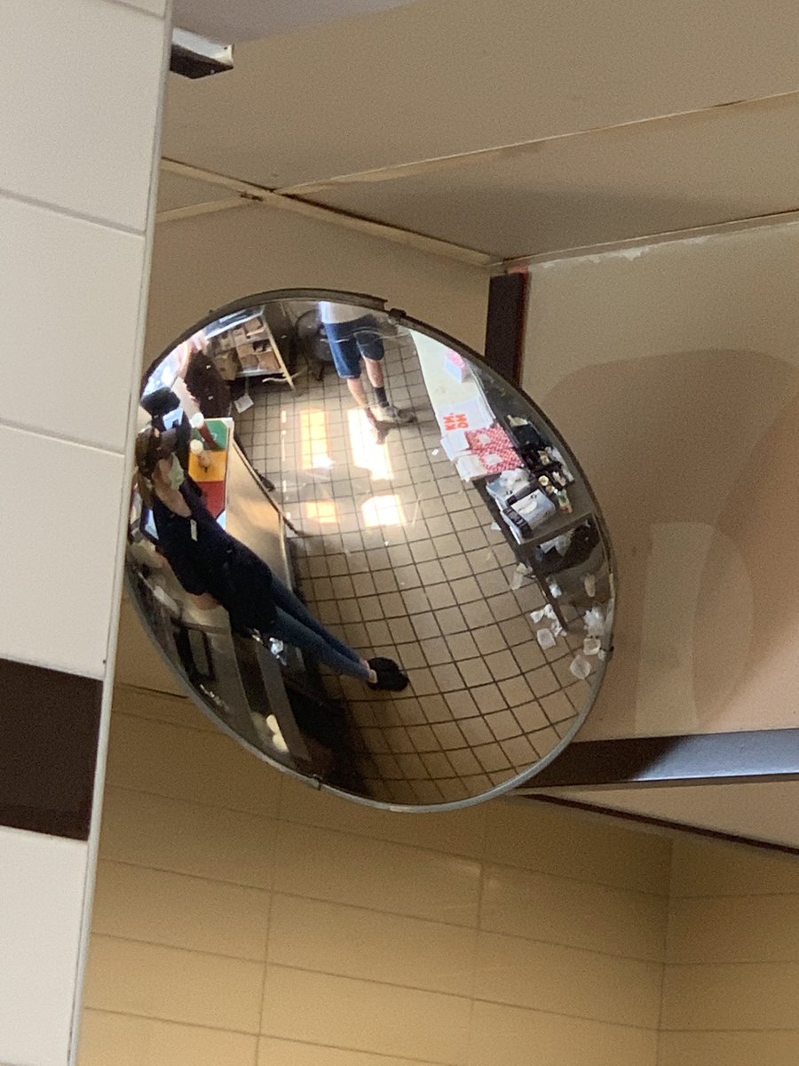 ms_mel21's tweet photo. @dunkindonuts the shift leader unbothered about a drive thru line that was super long and customers waiting for their food over 10 min https://t.co/1OK27ABlki