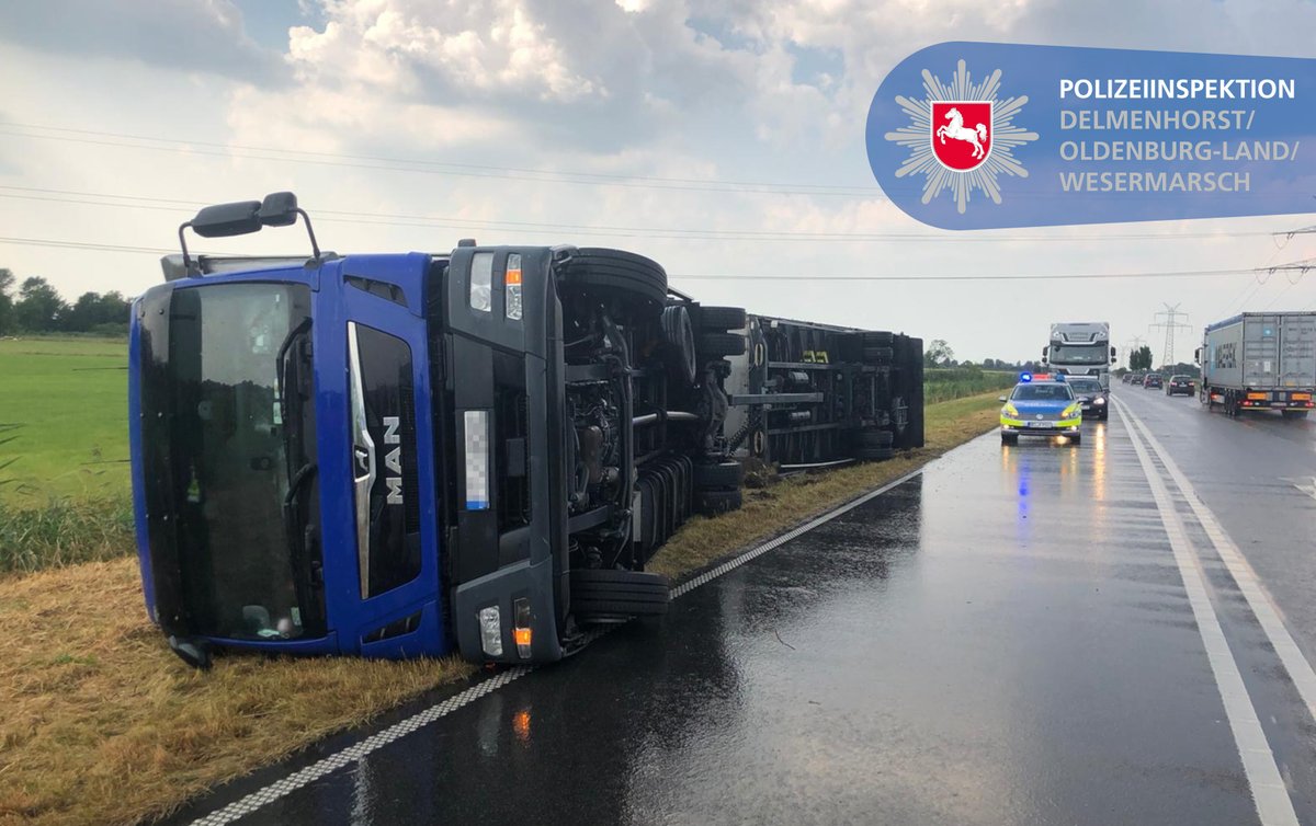 Polizei_DEL's tweet photo. Aktuell ist mit ❗Verkehrsbehinderungen❗ auf der #B212 zwischen #Stadland und #Brake zu rechnen. Ein Lkw mitsamt Anhänger ist sturmbedingt umgekippt. Der Fahrer ist glücklicherweise unverletzt. Eine Umleitung ab Sürwürden über die Braker Straße wird aktuell eingerichtet! *ds https://t.co/I2ADQi7I41