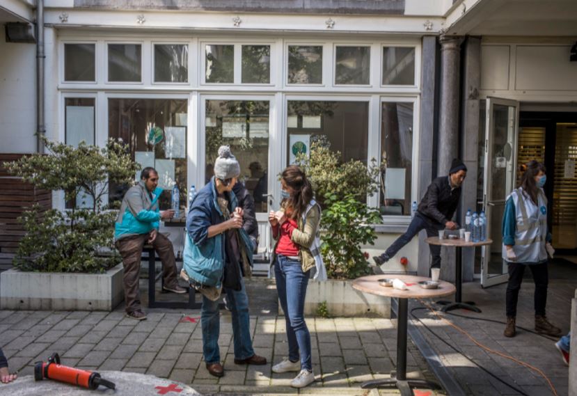 En toute discrétion, du 10/04 au 28/07, main dans la main avec Médecins du Monde, que notre auberge Jacques Brel a pu devenir un centre d’accueil temporaire pour en venir en aide aux personnes dans le besoin. Voici leurs récits et témoignages émouvants : bit.ly/3gFG6Xc