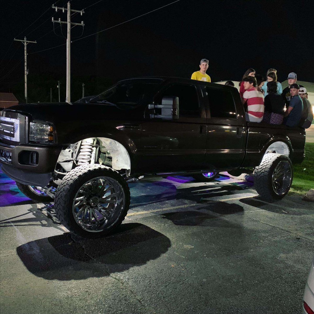 CreationzOk's tweet photo. Truck pic of the day goes out to Cole Stratford and his O 2006 F250 INSTA @cole6.0powerstroke https://t.co/ij639iKzWL