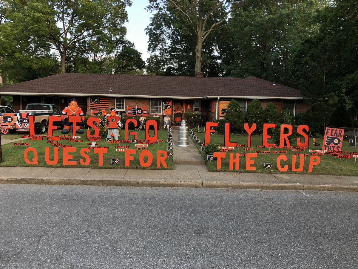 SamSonsini's tweet photo. @NHLFlyers @GrittyNHL 🧡🖤 https://t.co/7i3v1XRtDx