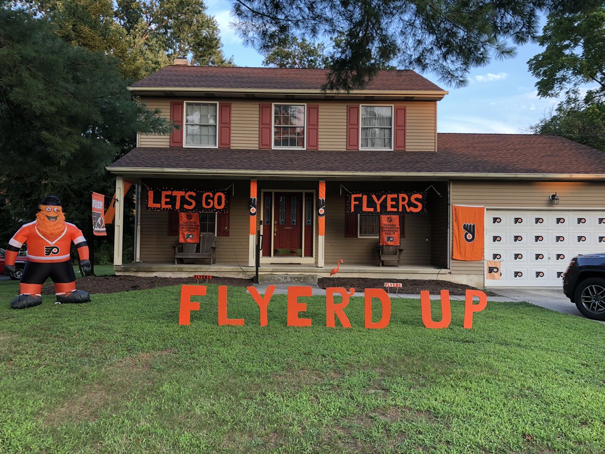 SamSonsini's tweet photo. @NHLFlyers @GrittyNHL 🧡🖤 https://t.co/7i3v1XRtDx