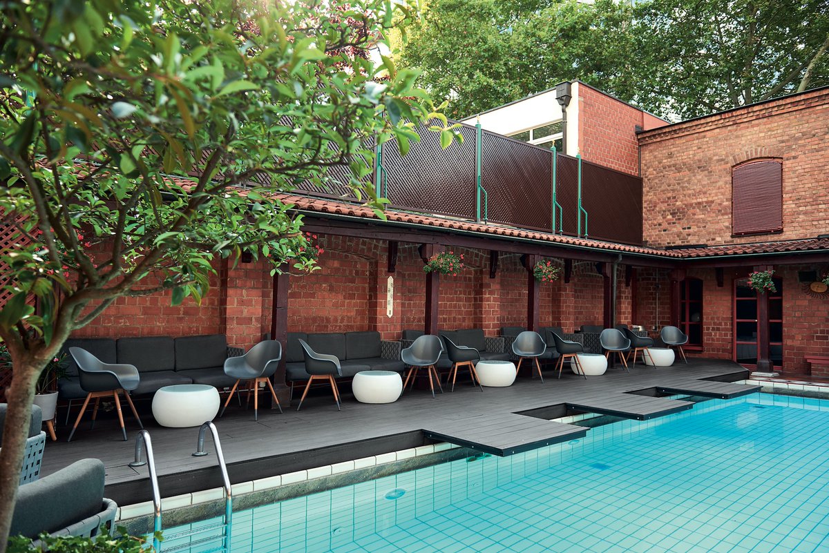 NATURinFORM's tweet photo. Unser #August-Objekt: Ein #Pool 🏊‍♂️mitten in #Köln. #DieExklusive in Basaltgrau: https://t.co/gJFow6r6vv #wpc #holz #pefc #diele https://t.co/AI1nzxPOVC