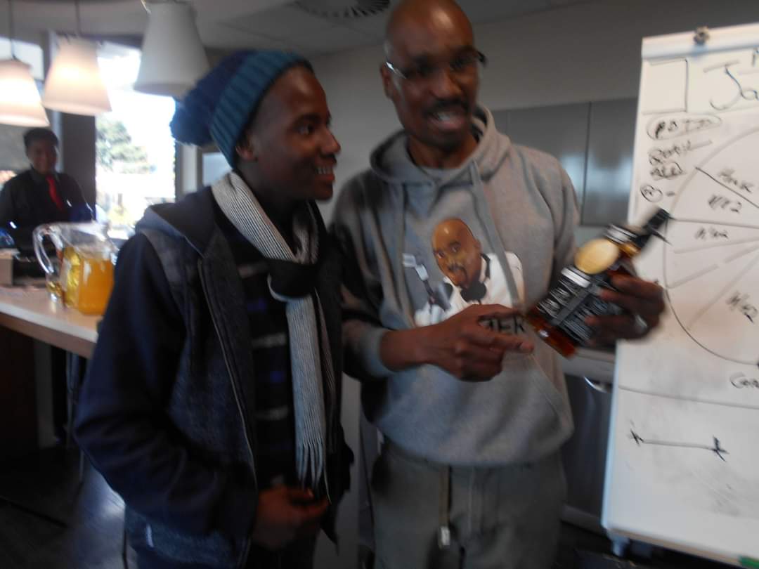 elijah_phahlane's tweet image. I feel bad for those who are only getting in the radio space now, they missed out on a LEGEND... but don't worry I will keep on spreading your word Sir Bob Kgomotso Mabena #RIPBobMabena #RadioLegendHasFallen #TheJammer