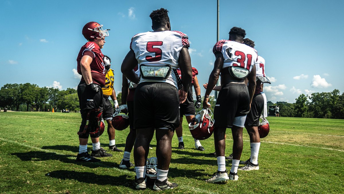 I met with the leaders of our team today &amp; the response was unanimous, #WeWantToPlay. 

The work they have put in on the field &amp; to follow all of the safety protocols must be commended. 

They deserve the chance to see their work payoff with a season; I stand with &amp; support them.