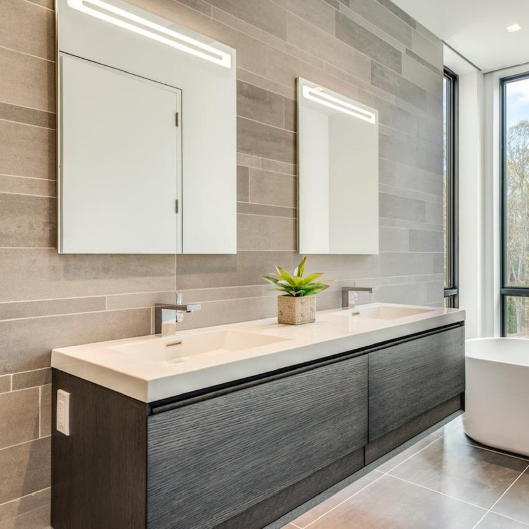 WETSTYLE's tweet image. Grey bathroom goals | Product: M Collection wallmount vanity &amp;amp; Cube sink |Credit: @dubrowgroup | Location: Southampton, NY 

#wetstylehome #wetstylevanity #masterbathroom 

soo.nr/0vUY