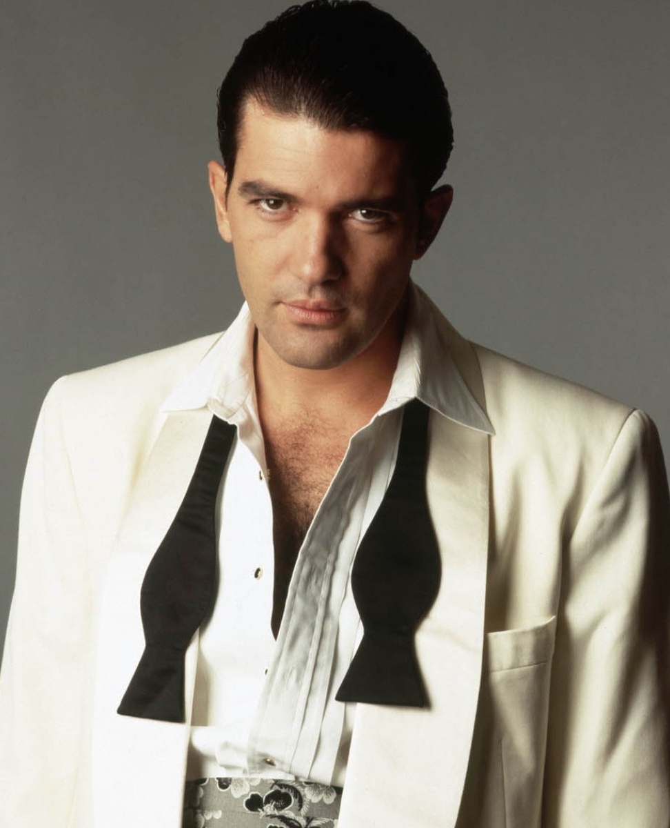 Happy 60th birthday to Antonio Banderas!! 

What\s your favorite movie starring Antonio? 