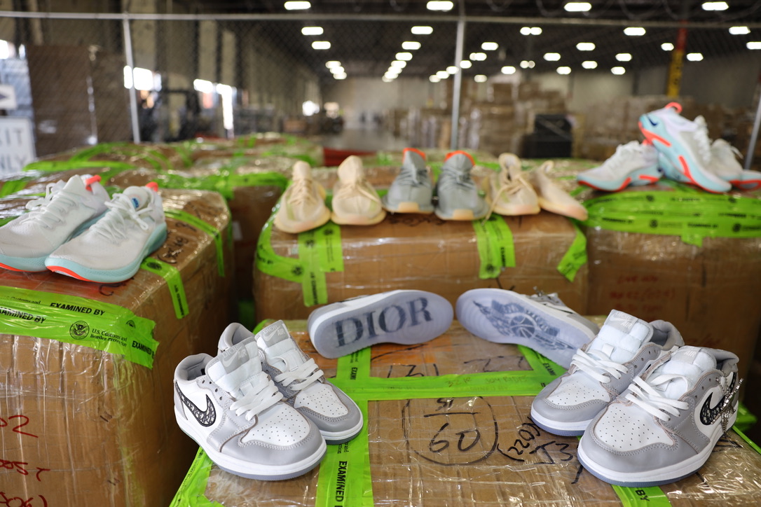 CBPCentralTX's tweet image. #CBP seized 1800 pair of counterfeit Limited Edition Dior X Air Jordan 1 shoes headed to Mexico. These retail at $2K/pair Read more here: bit.ly/2CcSIWK