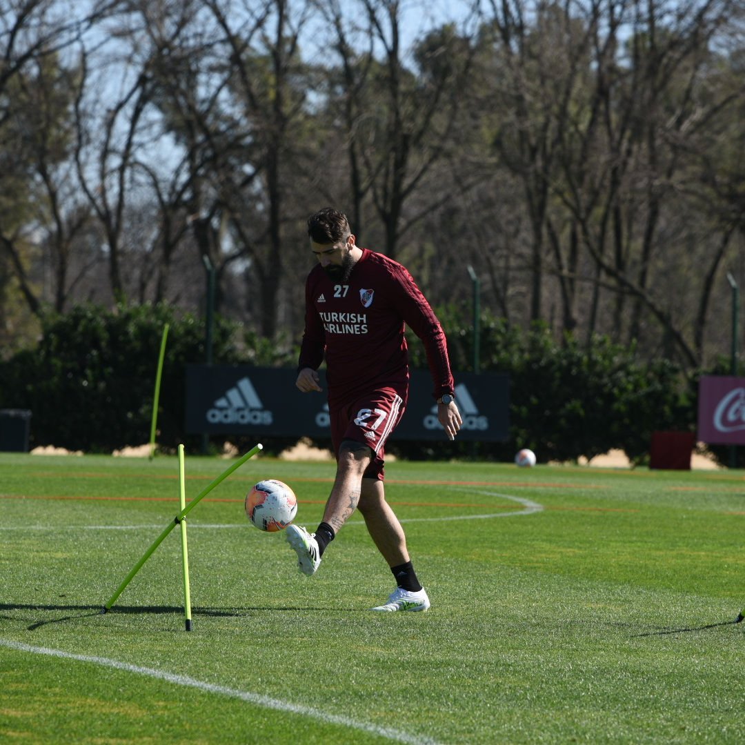 IdMonumental's tweet photo. #Entrenamiento ⚪🔴⚪

Tercer turno: 

🚩Cancha 1: Pinola, Casco, Sosa, Pratto, Girotti y Zuculini.
🚩Cancha 2: Carrascal, Borré, Díaz, De La Cruz y Aguirre.

✔️Realizaron ejercicios físico-técnicos, cada uno de los jugadores en un sector de la cancha. https://t.co/yYaOucZWQc