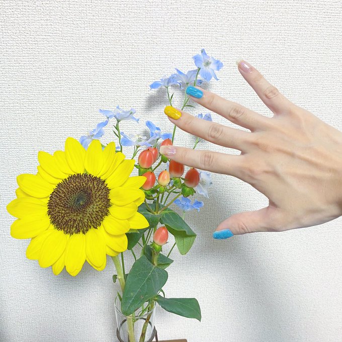 友達にやってもらったネイル!うまぁい!夏…☀🌻 