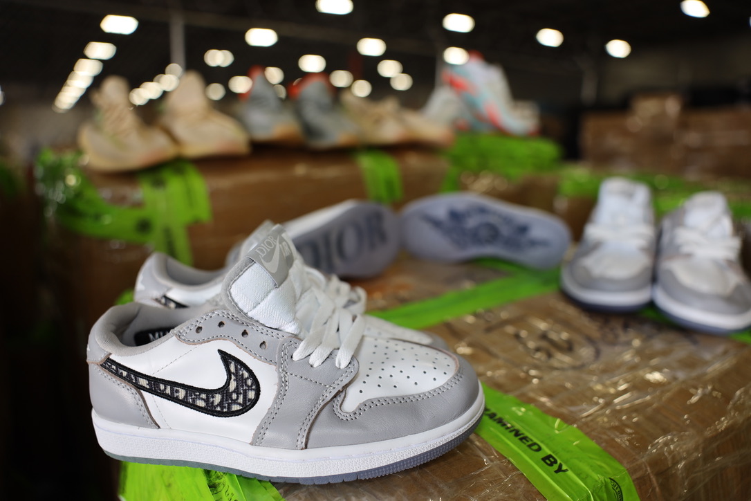 CBPCentralTX's tweet image. #CBP seized 1800 pair of counterfeit Limited Edition Dior X Air Jordan 1 shoes headed to Mexico. These retail at $2K/pair Read more here: bit.ly/2CcSIWK