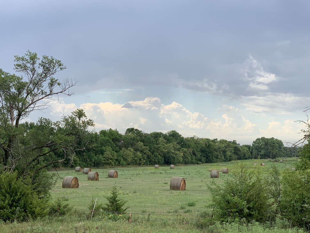 LisaTeachman's tweet photo. Departing morning storms.  #LoveKansas #kswx @KSNNews @KSNStormTrack3 https://t.co/Ap8ws3Jk9R