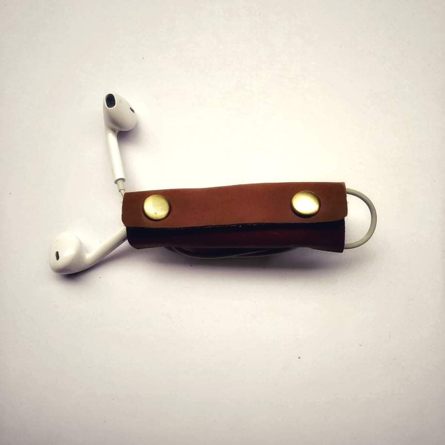 Keep your earphones untangled like a Pro ✌️😎
#LeatherCases #MondayVibes