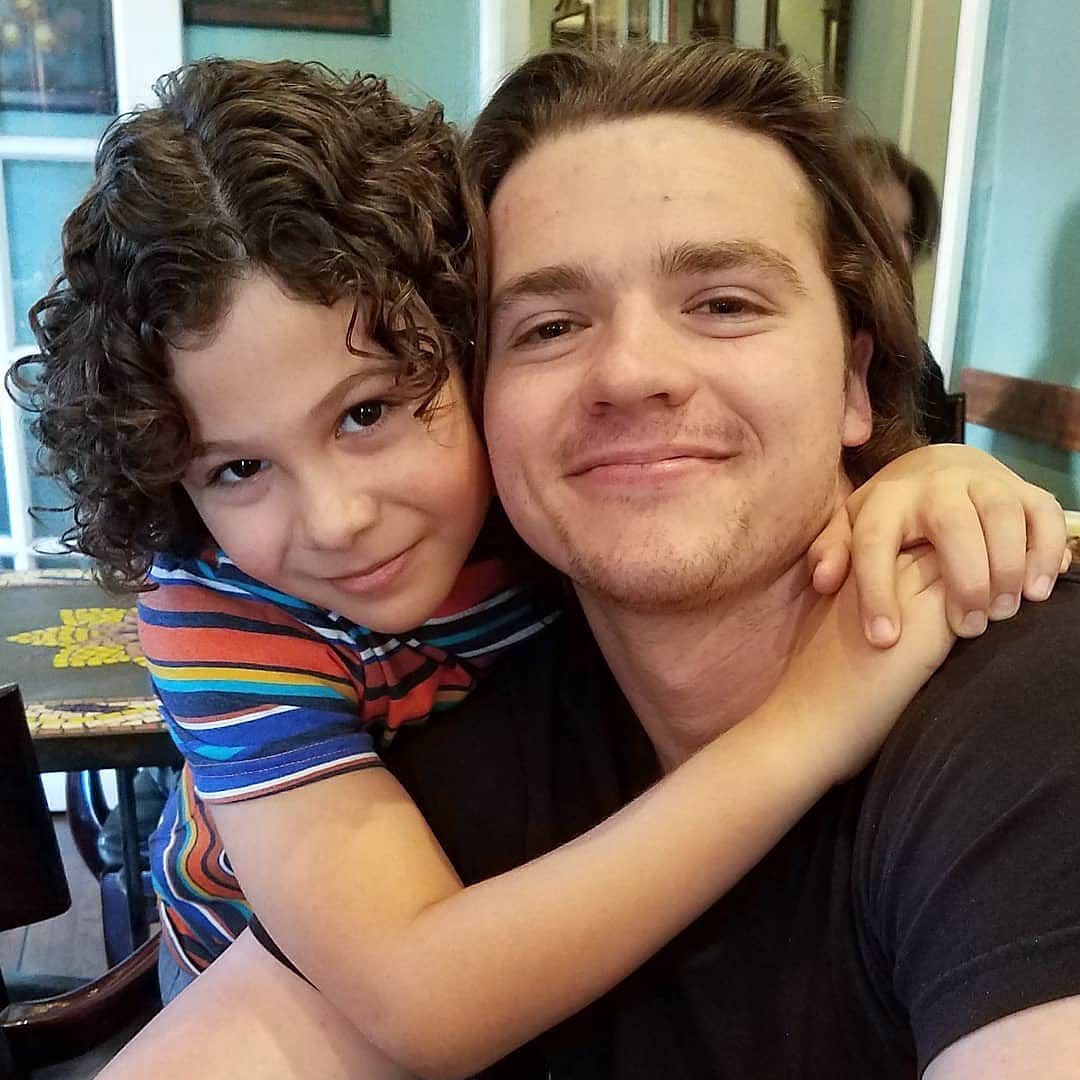 Psico_Estefany's tweet photo. Cuando sea grande quiero ser #CarsonWhite (el hermano menor de Elle Evans en #thekissingbooth) Vean no más que fantasía ser abrazado por todos los miembros del elenco. https://t.co/F4SGHeQjsn
